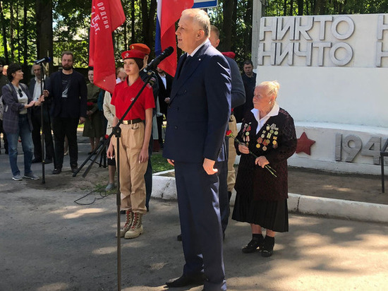 Александр Дрозденко возложил цветы к мемориалу на Румболовской горе