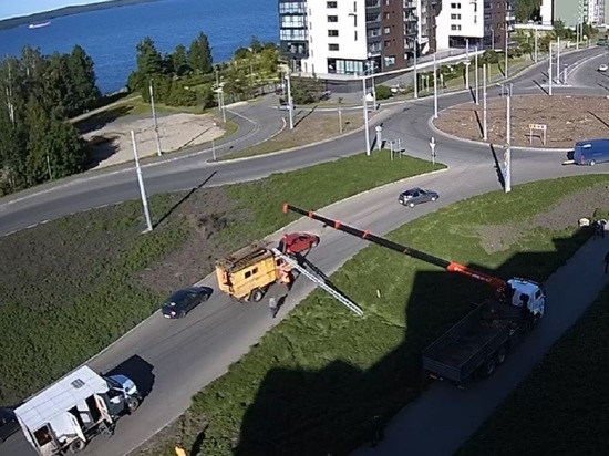 Самосвал, зацепивший провода в столице Карелии, оставил микрорайон без интернета