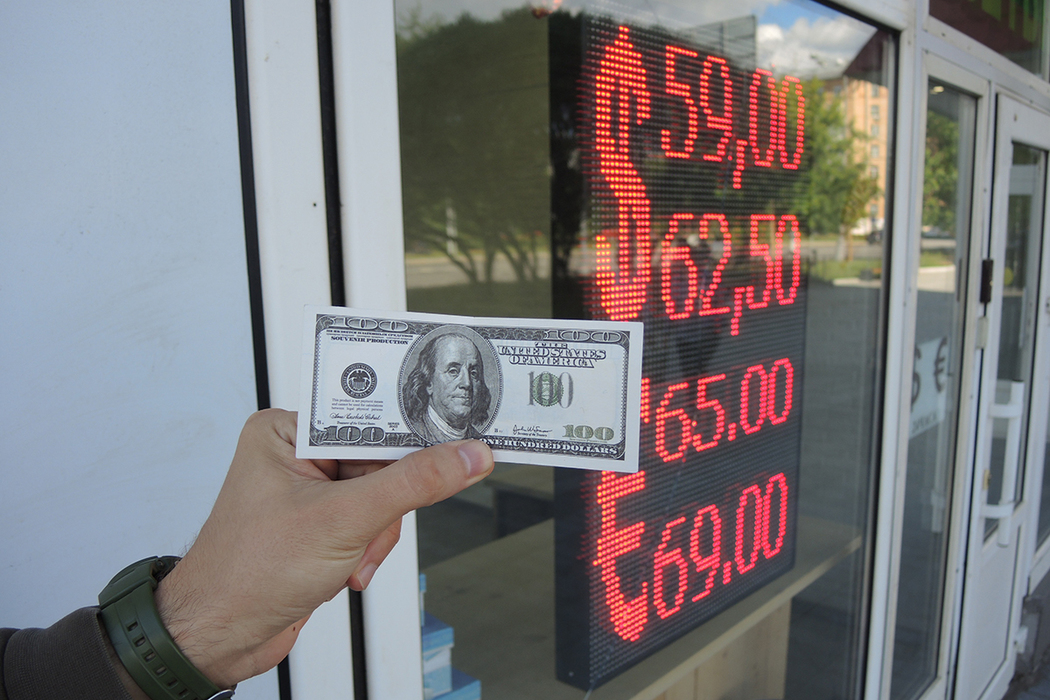 Москвичей удивил курс доллара в обменниках: эмоции и жесты