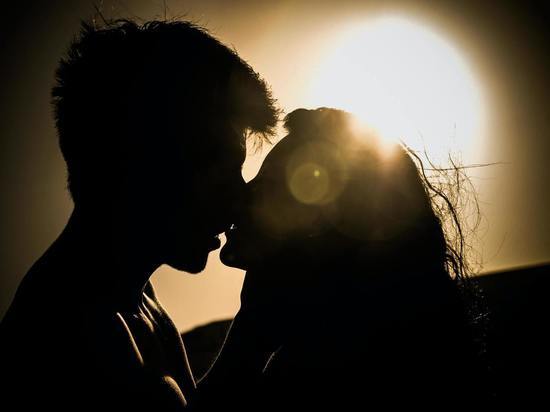 Дерматолог рассказала красноярцам о смертельной опасности поцелуев