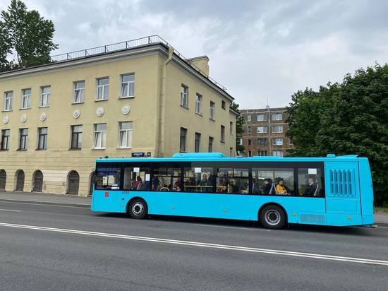 Еще 12 экологичных автобусов доставили в Петербург