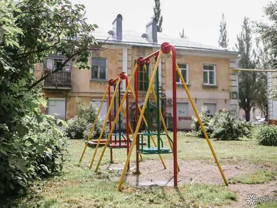 Полуразрушенная детская площадка с торчащими штырями напугала кемеровчан