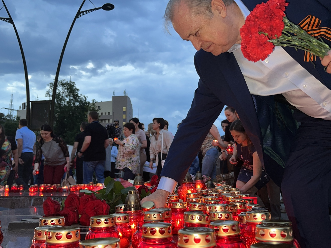 В Краснодаре зажгли тысячи огней в память о жертвах ВОВ: ФОТО