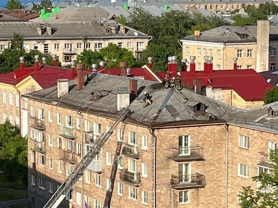 Огнеборцев заметили на крыше здания в центре Петрозаводска