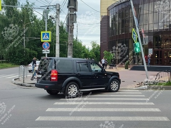 В Калуге на аварийном участке снесли новый светофор