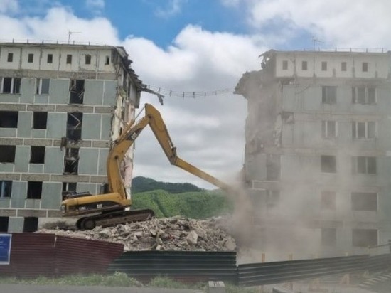 Опасный дом в селе Быков на Сахалине полностью ликвидируют до конца июня