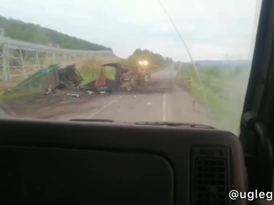 Водитель КамАЗа погиб в страшной аварии на Сахалине