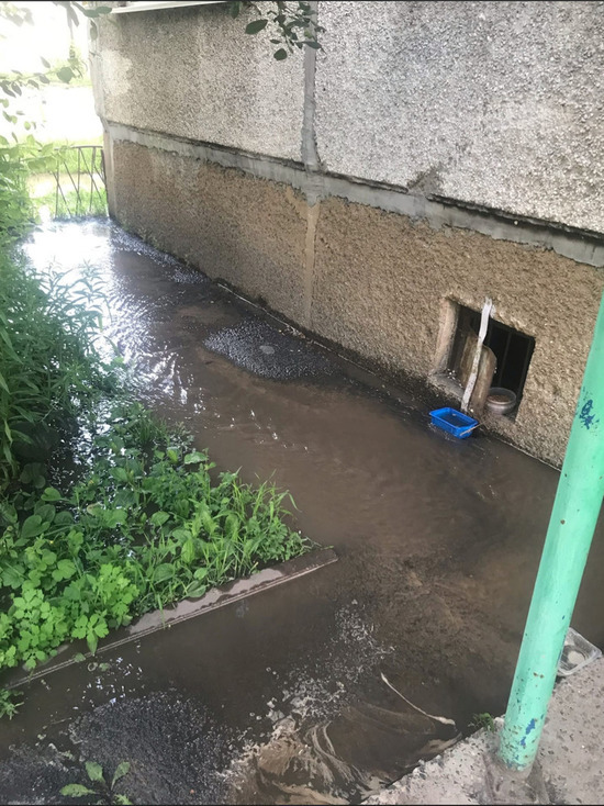 Вода сливается в подвал: в одном из кемеровских домов прорвало трубу