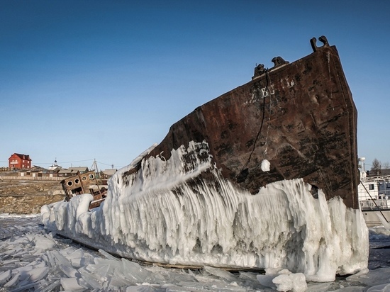 В Бурятии только спустя пять лет убрали ржавую баржу с Байкала