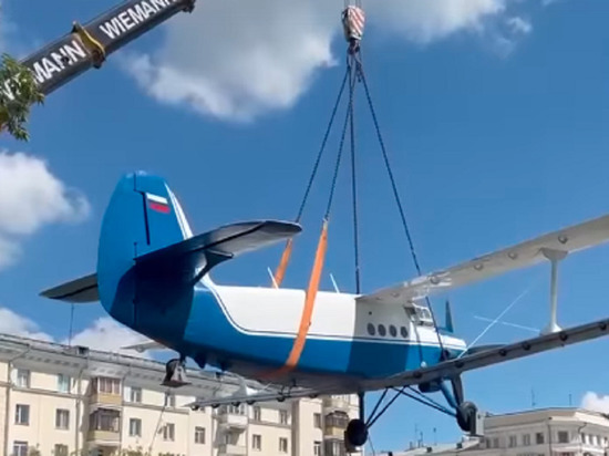 Памятник самолёту Ан-2 установили в одном из скверов Новосибирска