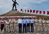 Делегация Алтайского края во главе с губернатором региона Виктором Томенко 22 июня посетила Луганскую Народную Республику