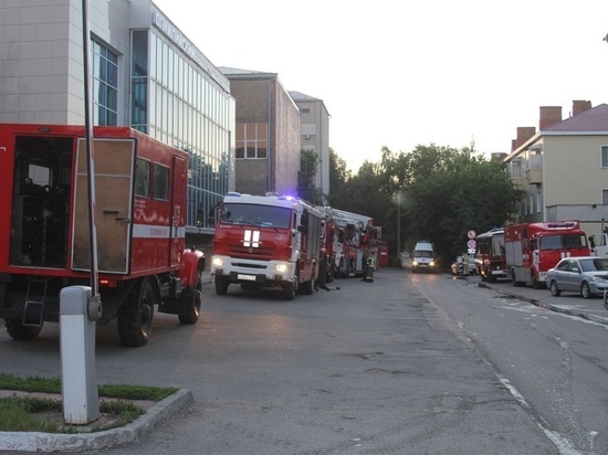 В Барнауле 70 спасателей тушили пожар в корпусе АлтГТУ