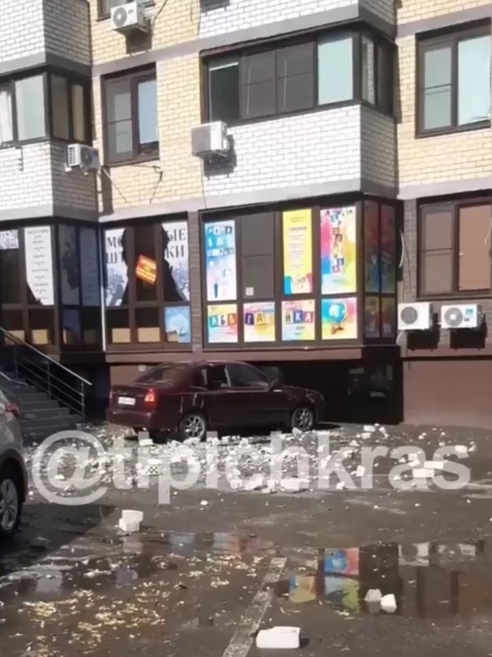 В Краснодаре из-за непогоды балкон новостройки обрушился на припаркованные машины