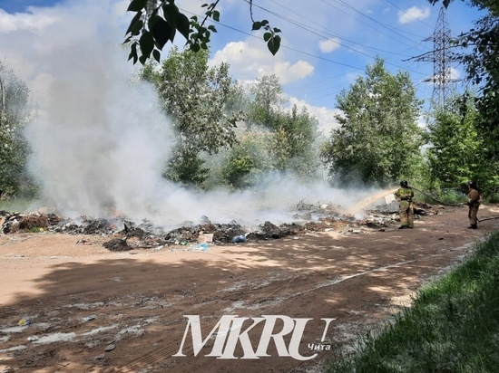 Стихийная свалка мусора загорелась на Оленгуйской в Чите