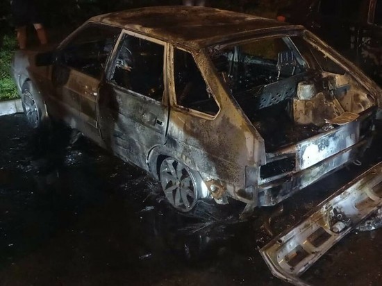 В Казани вспыхнула машина и пострадали соседние автомобили