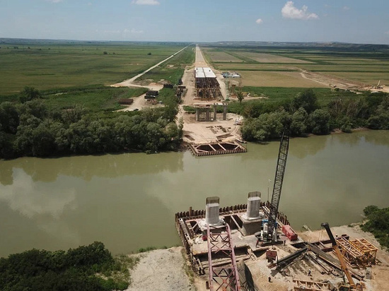 На строящейся в Краснодарском крае трассе А-289 возводят мост через реку Кубань