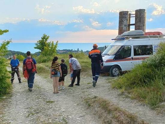 В Лазаревском районе Сочи спасатели вывели семью с двумя детьми из леса