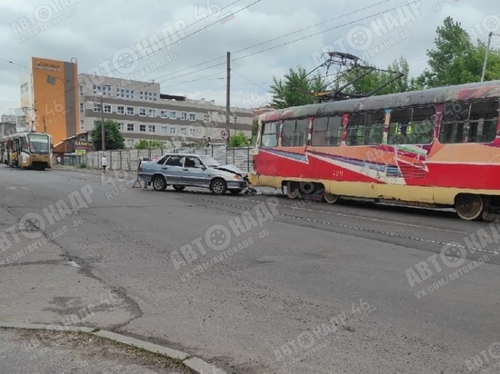 В Курске на перекрестке Верхней Луговой и Большевиков легковушка влетела в трамвай