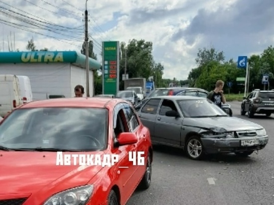 В Курске на 2-й Новосёловке столкнулись две легковушки