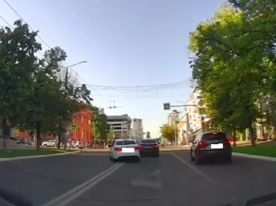 В Белгороде ставшего героем соцсетей водителя такси оштрафовали за выезд на встречку и проезд на «красный»