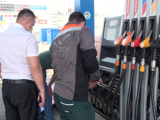 Алтайские полицейские задержали группировку, которая несколько лет сливала топливо на АЗС