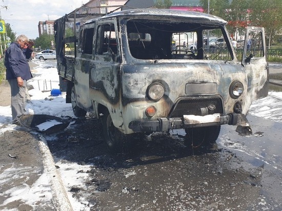 УАЗ с газовым баллоном в салоне сгорел на дороге Надыма