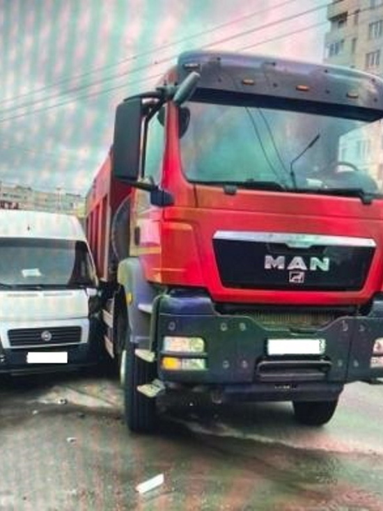 При столкновении микроавтобуса с самосвалом в Брянске пострадала женщина
