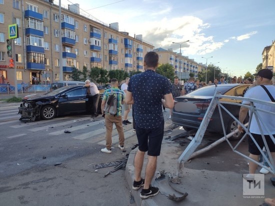 В Казани после ДТП машина вылетела на тротуар и сбила пешехода