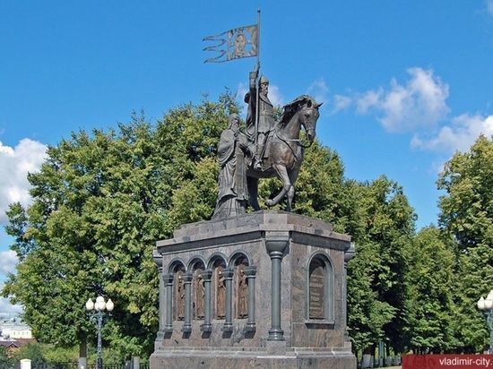 Во Владимире «подшаманят» памятник возле Успенского собора