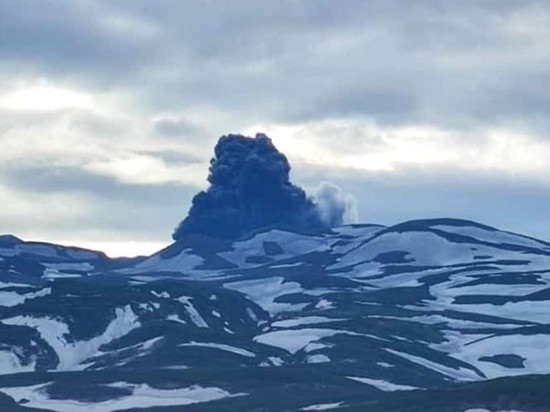 Сразу два вулкана на Курилах выбросили пепел 24 июня