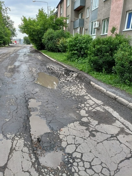 Кузбассовцы пожаловались на ямы, создающие аварийную ситуацию на дороге