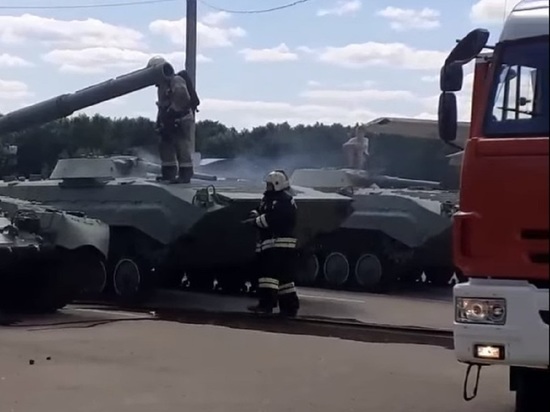 Костромские пожарные потушили БМП в Парке Победы