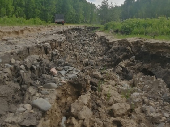 КамАЗ застрял на разбитой дороге в Красночикойском районе
