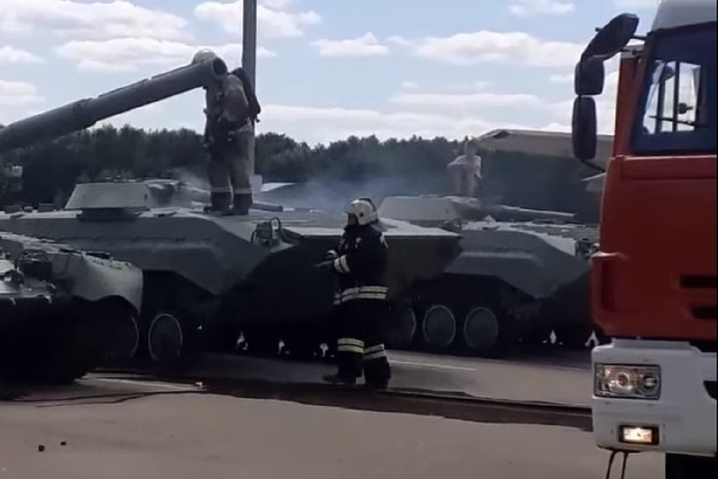 Костромские пожарные потушили БМП в Парке Победы