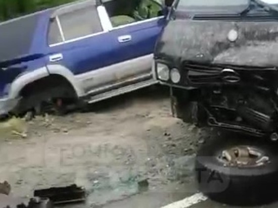 Автобус с пассажирами и внедорожник лоб в лоб столкнулись на Сахалине