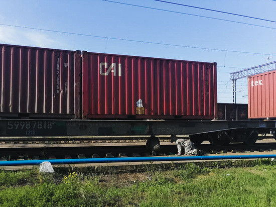 В Омске спасатели устраняют утечку опасного вещества на железной дороге
