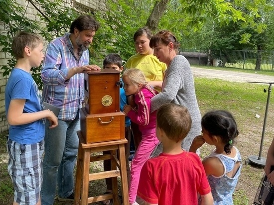 В Брянске показали старинные фотокамеры детям Донбасса