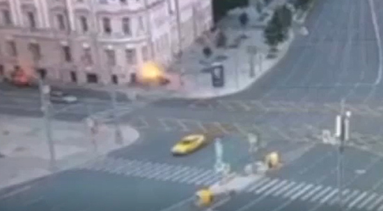 Момент аварии на Зубовском бульваре попал на видео