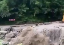 В Лазаревском районе Сочи два легковых автомобиля смыло в Черное море потоком воды