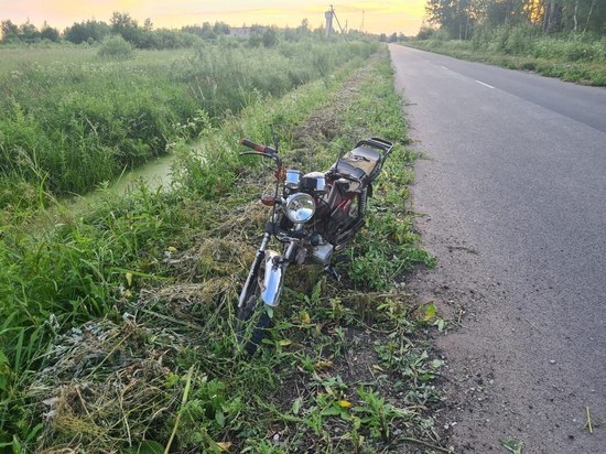 Подросток на мотоцикле чуть не задавил 17-летнего новгородца на Драгунском шоссе