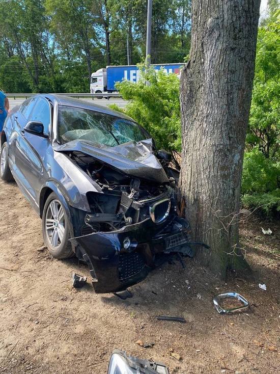 Под Тверью женщина за рулем BMW попала в аварию у заправки