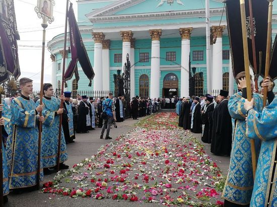 В центре Курска утром 24 июня начался Крестный ход с иконой Божией Матери «Знамение»