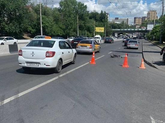 В Ростове мужчина на электросамокате попал под колеса иномарки