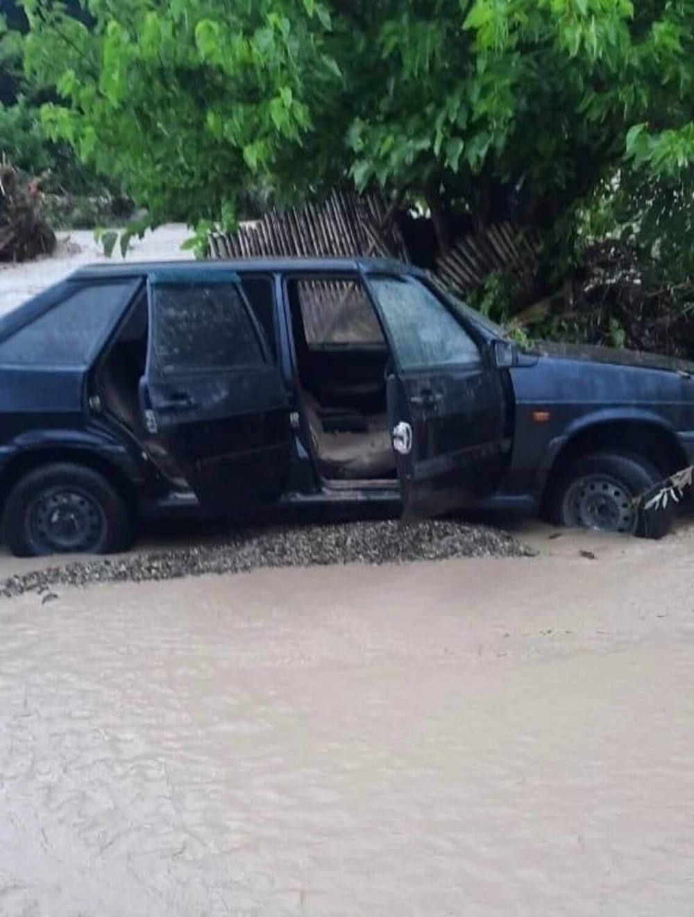 Из-за дождей в Сочи смыло в море машины с людьми, затоплены дома: кадры бедствия