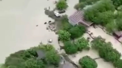 В Сочи селем смыло в море машины с людьми: видео трагедии