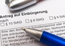 На гражданство Германии проживающий в стране иностранец имеет по общему правилу право через восемь лет легального пребывания в стране. Этот срок может быть сокращен до шести лет, если у претендента наличествует особый интеграционный потенциал.