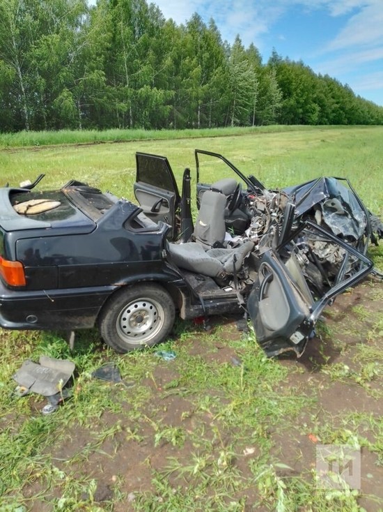 На трассе в Татарстане в лобовом столкновении разбито легковое авто