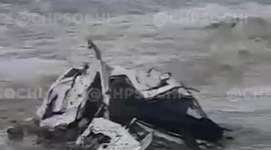 Спасатели Сочи ищут пассажиров машин, смытых в море: видео стихии