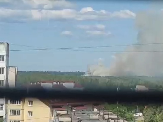 В Ярославле горит склад пиломатериалов