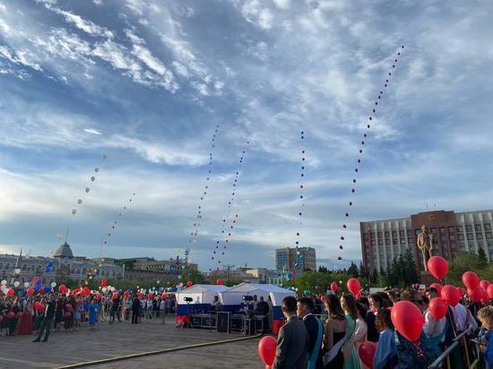 Выпускники в Чите устроили соревнование на самую длинную гирлянду из шаров